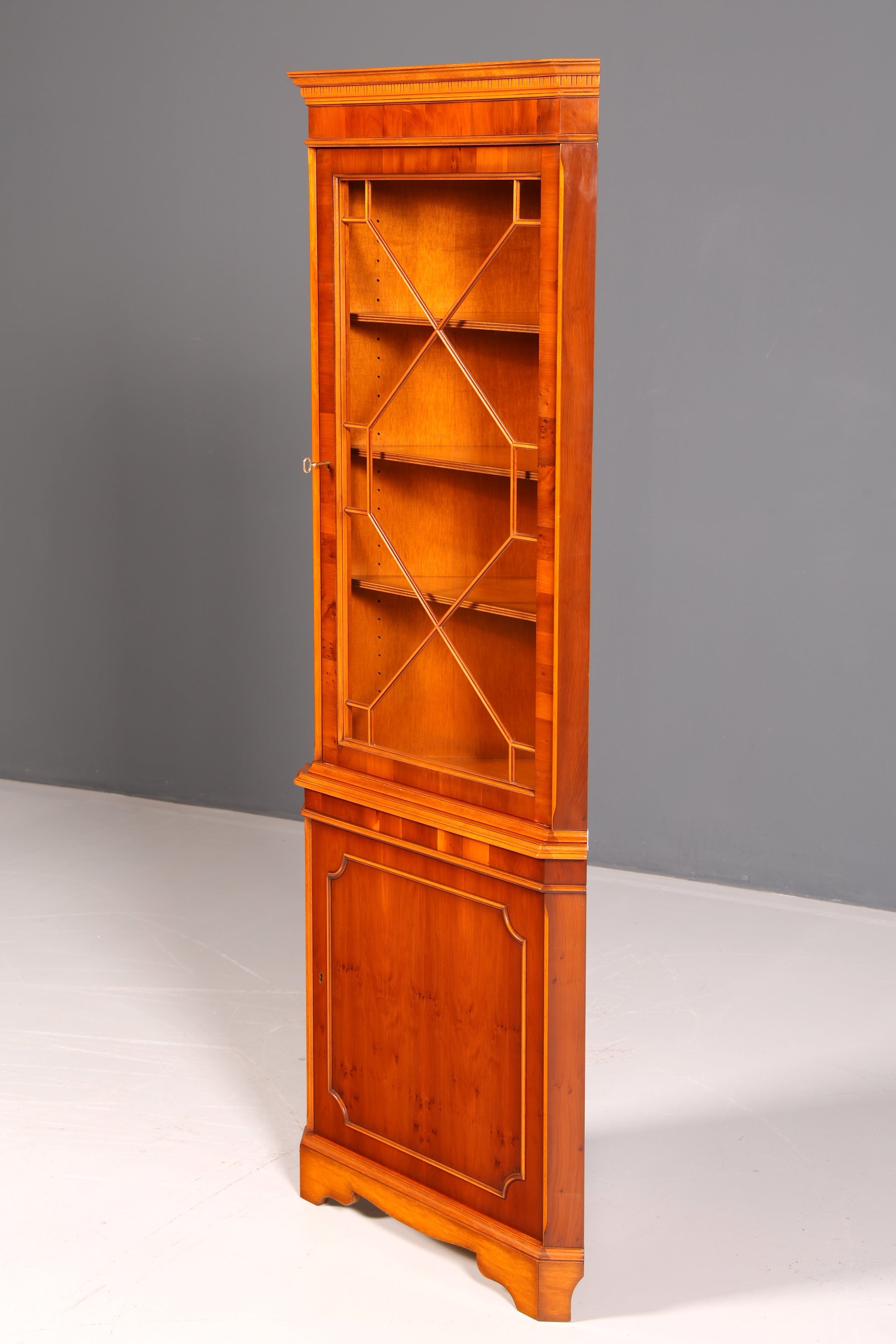 Wunderschöne Englische Eckvitrine Eibe Eckschrank Glasvitrine Vitrine Antik Echt Holz Vintage