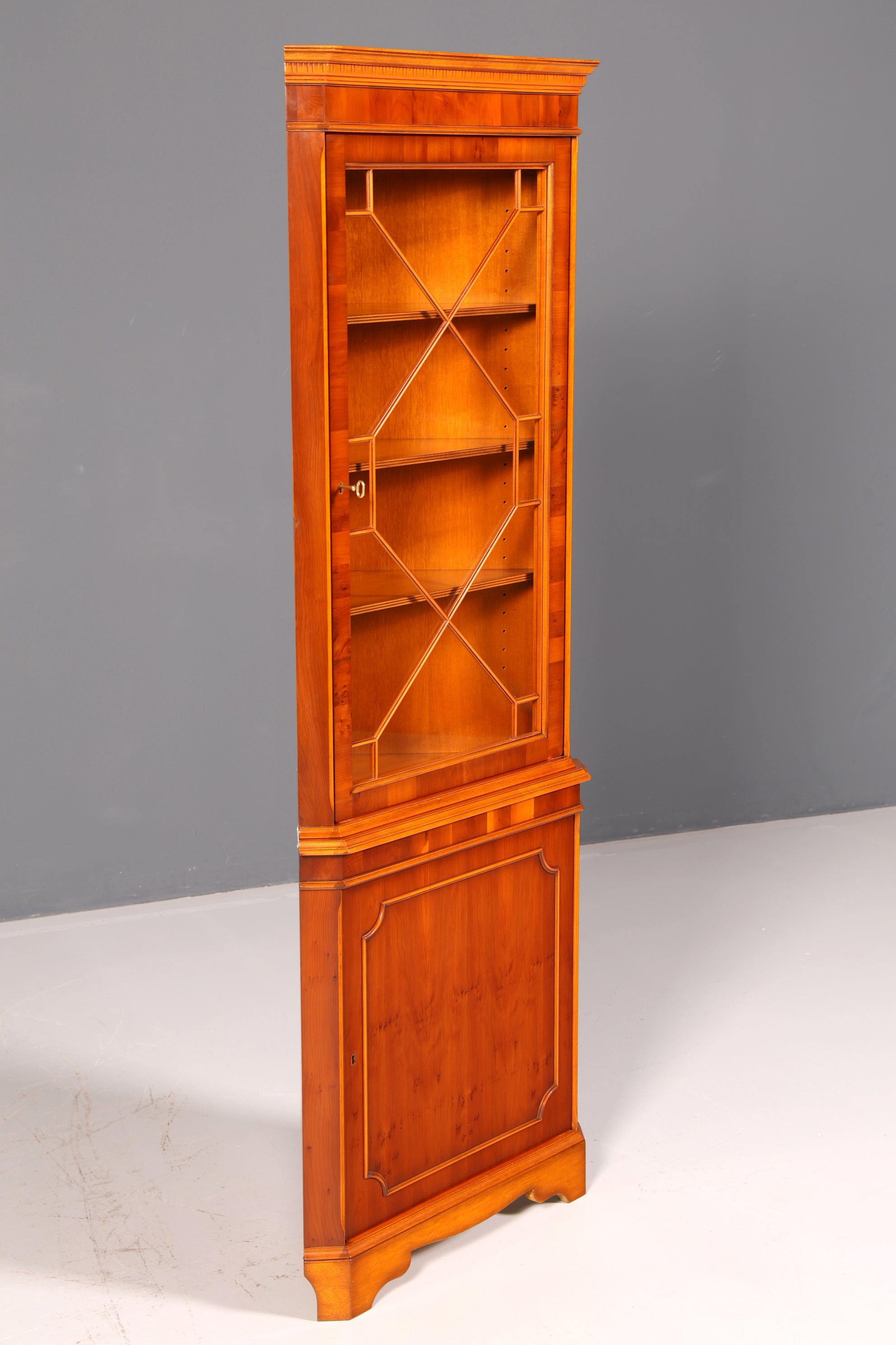 Wunderschöne Englische Eckvitrine Eibe Eckschrank Glasvitrine Vitrine Antik Echt Holz Vintage