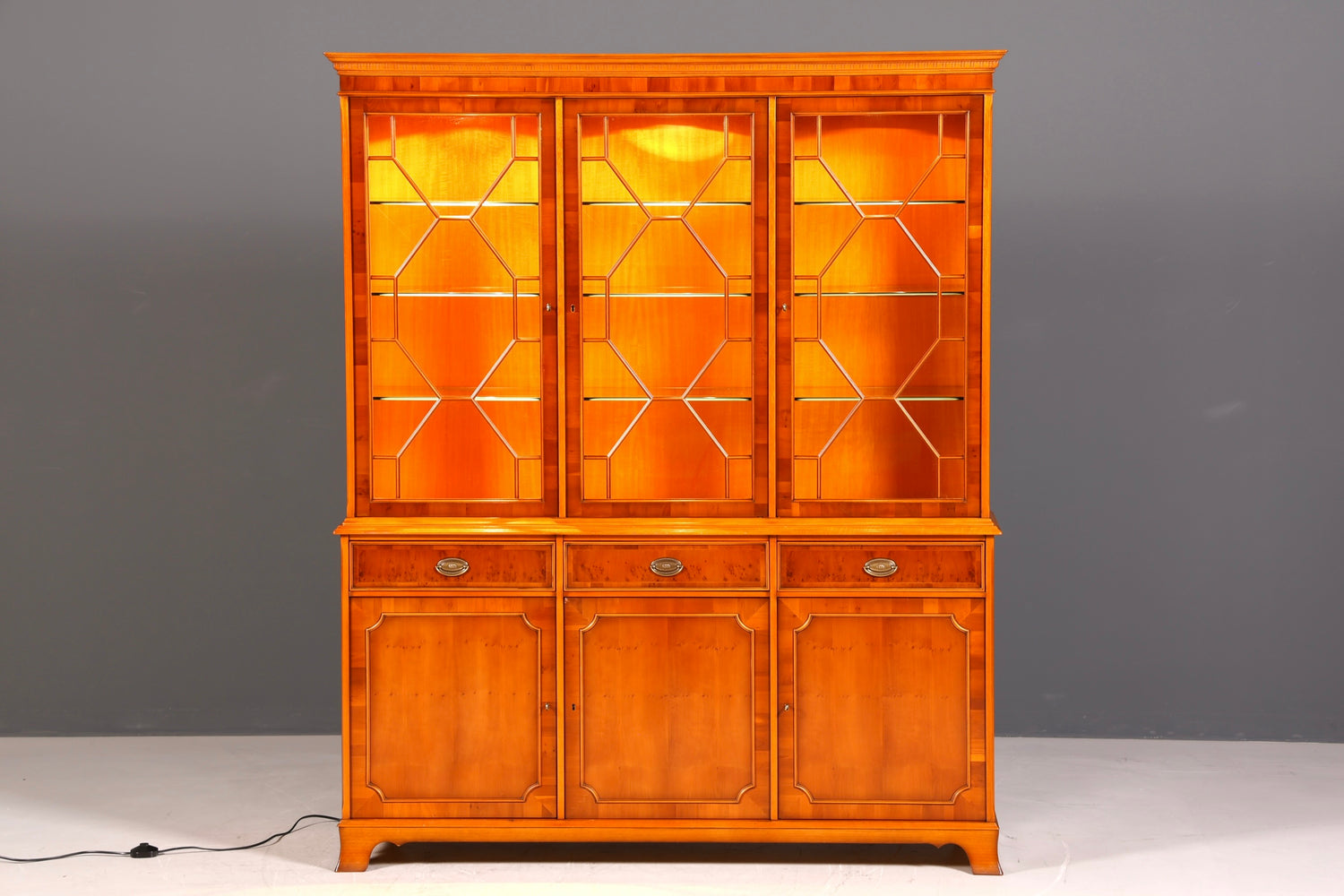 G143 Finish cm Wunderschöne Original Heldense Vitrine Englische Eibe Bücherschrank Buffet Antik Stil Glasvitrine