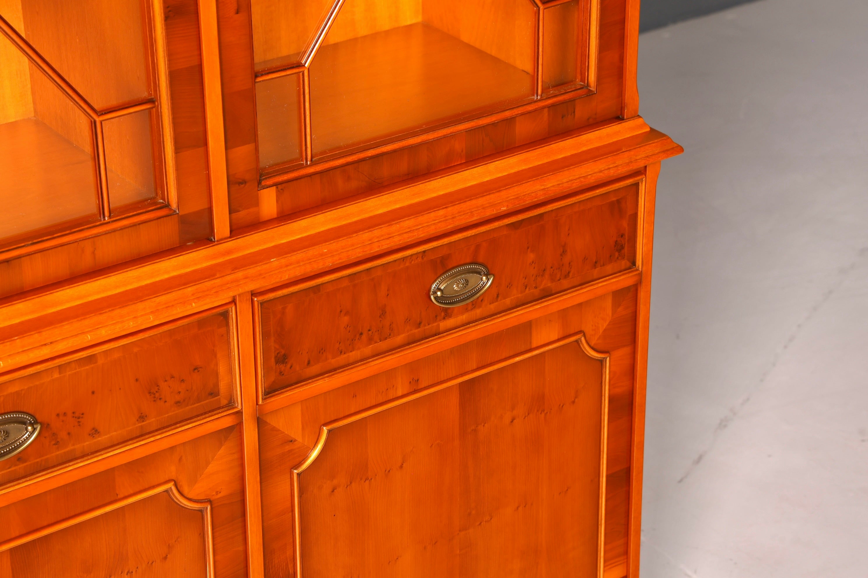 G143 Finish cm Wunderschöne Original Heldense Vitrine Englische Eibe Bücherschrank Buffet Antik Stil Glasvitrine