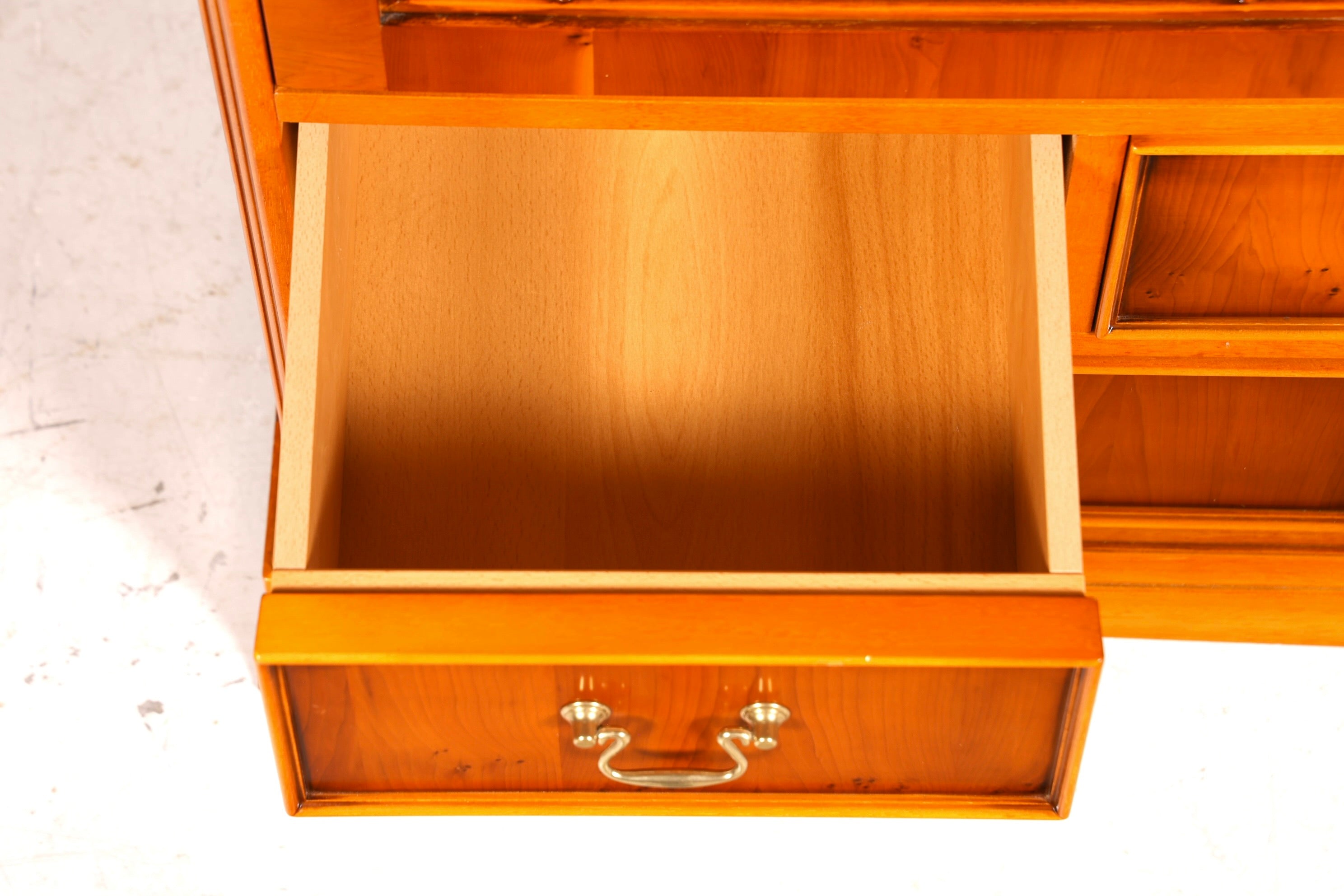 Wunderschöne Englische Vitrine Eibe Bücherschrank Original Mercury Buffet Antik Stil Glasvitrine