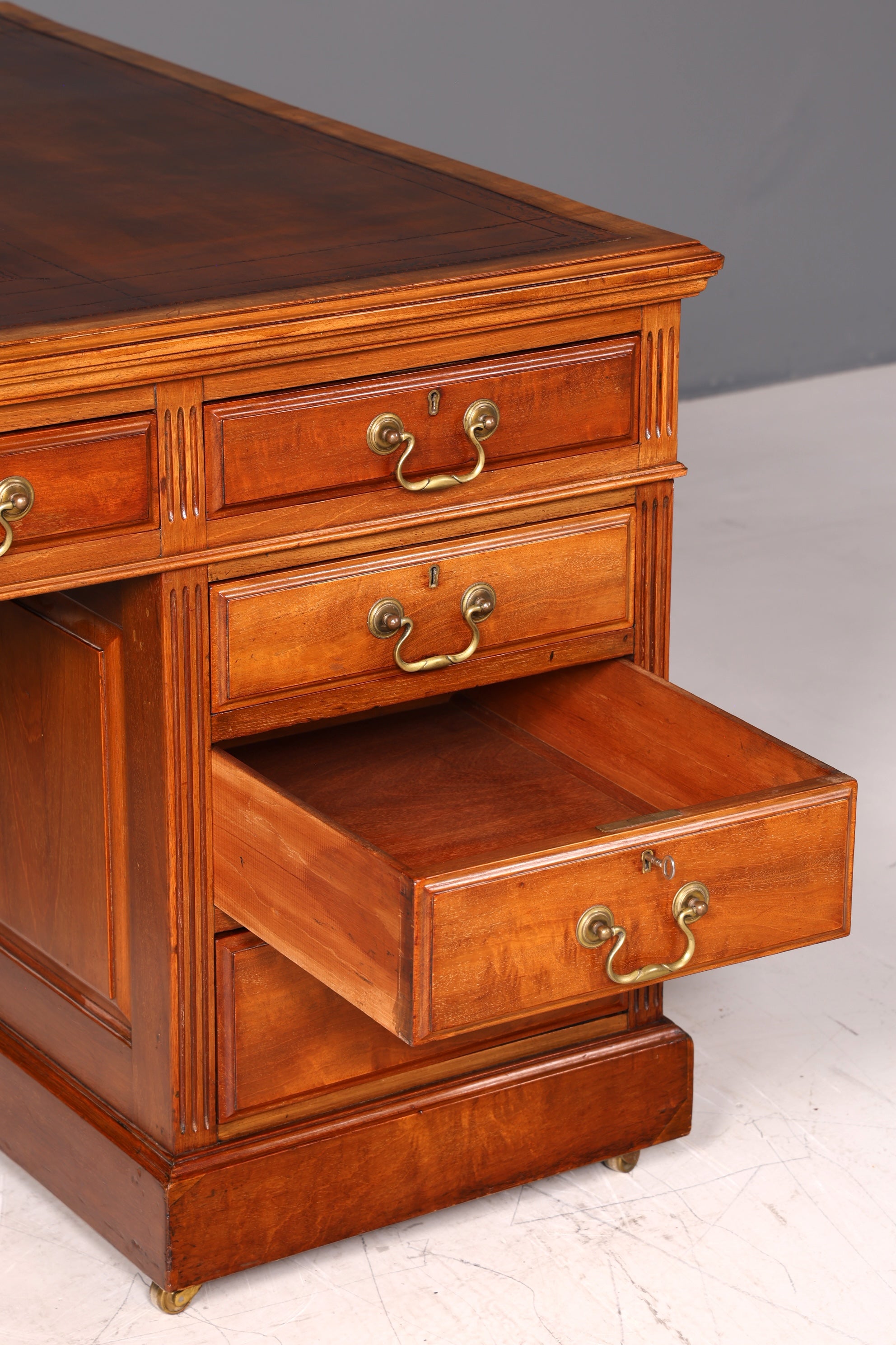 G146 Finish cm Wunderschöner Englischer Schreibtisch echt Lederauflage Bürotisch Antik Stil Office Desk