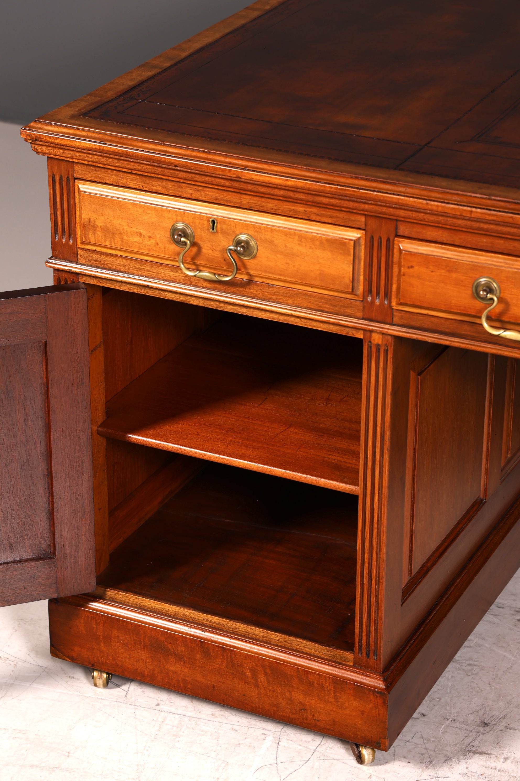 G146 Finish cm Wunderschöner Englischer Schreibtisch echt Lederauflage Bürotisch Antik Stil Office Desk