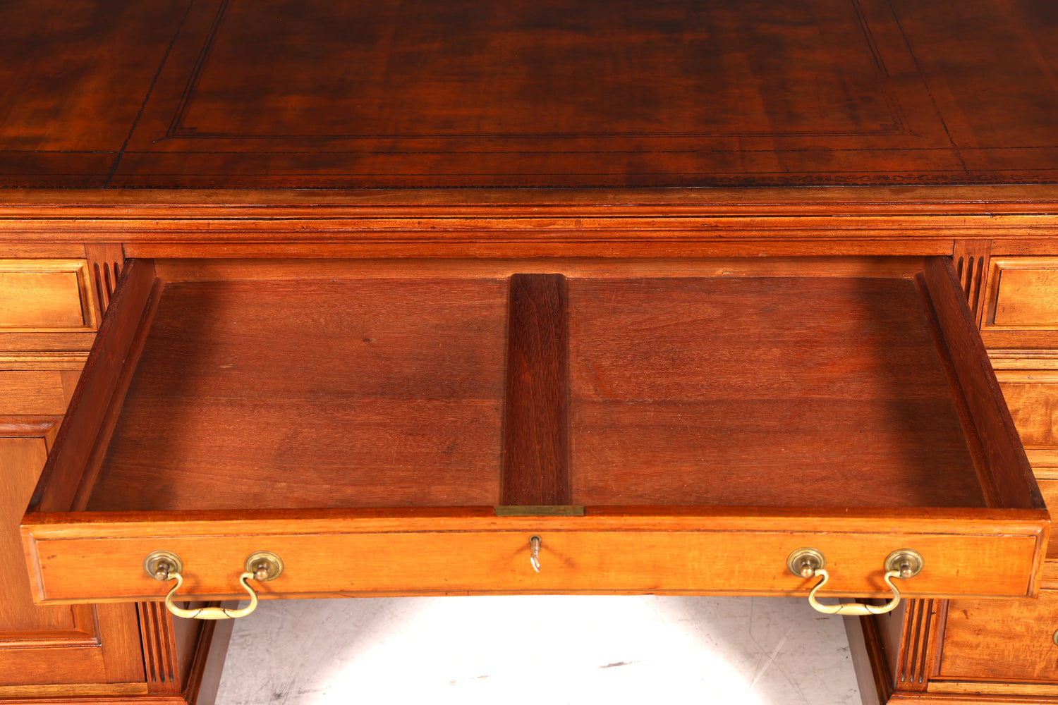 G146 Finish cm Wunderschöner Englischer Schreibtisch echt Lederauflage Bürotisch Antik Stil Office Desk