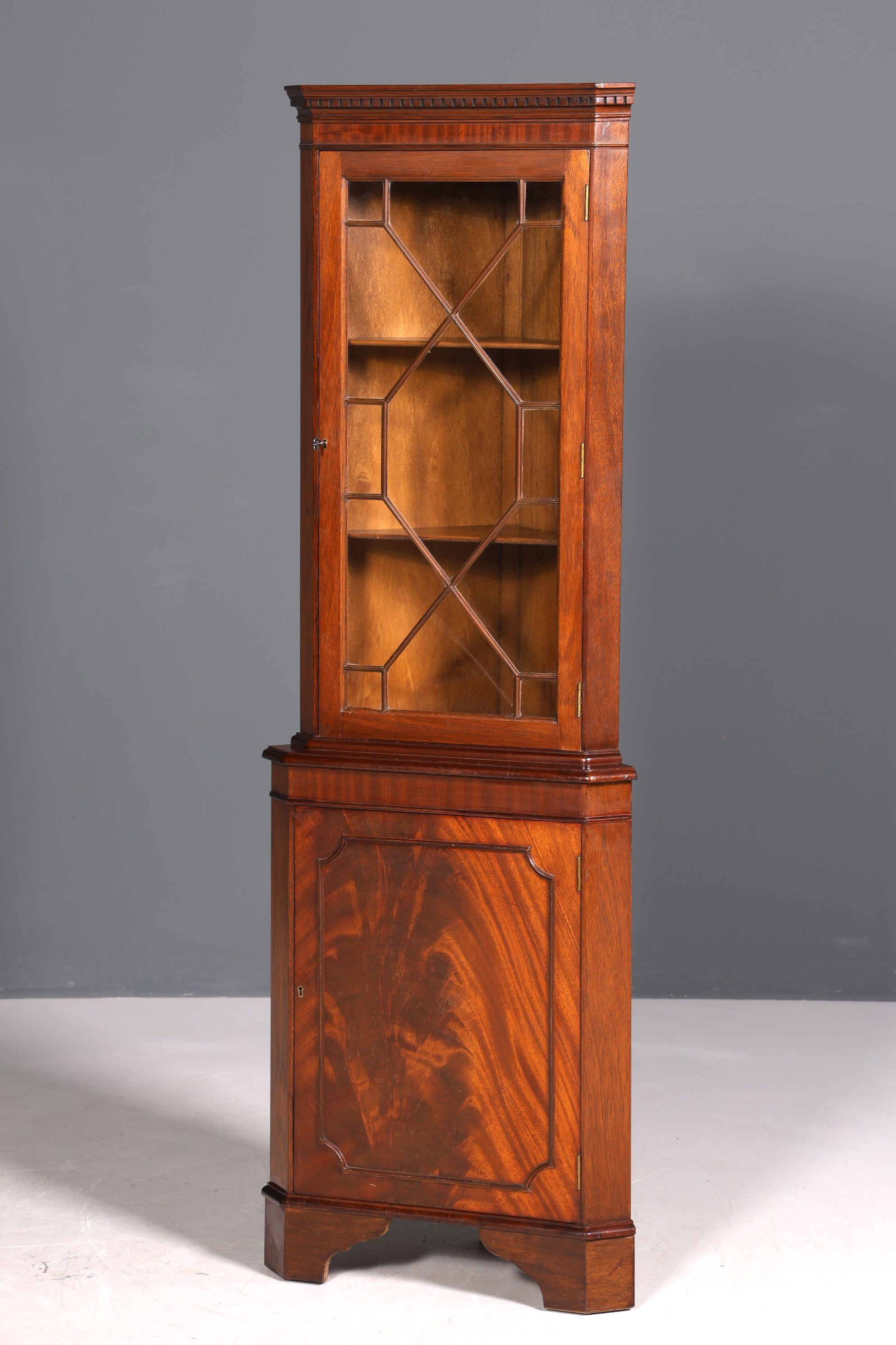 Wunderschöne Englische Eckvitrine Mahagoni Antik 60s echt Holz Schrank Eckschrank Glasvitrine