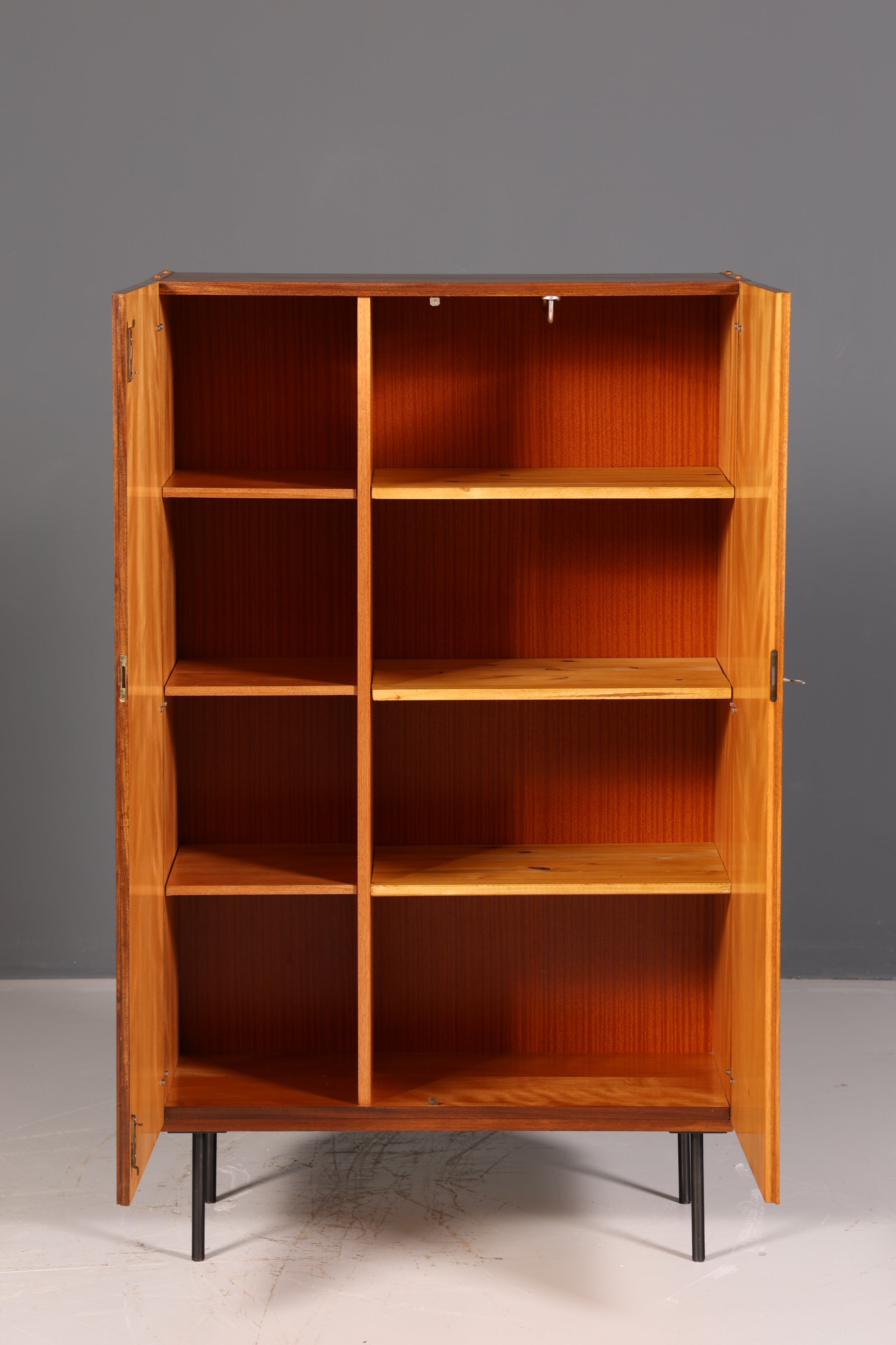Traumhafter Mid Century Kleiderschrank Vintage Schrank Retro Wäscheschrank Dielenschrank 60s Holz