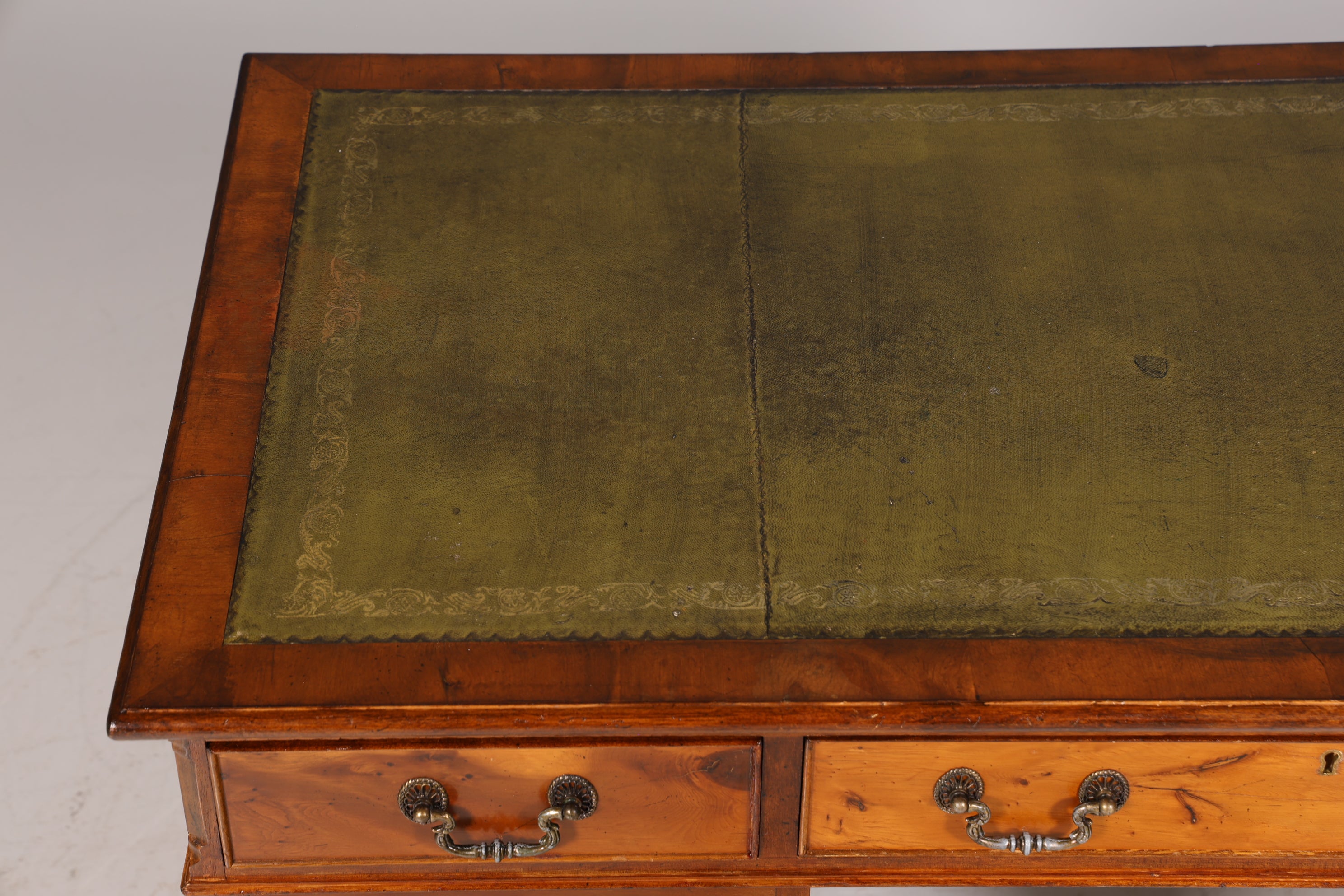 Wunderschöner Englischer Schreibtisch echt Lederauflage Bürotisch Eibe Antik Stil Office Desk