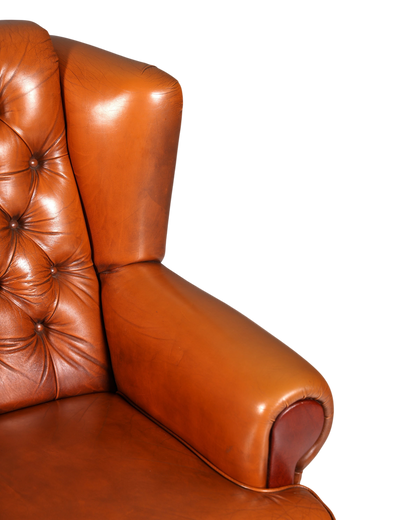 Hauptstadt Möblerei Chesterfield Sessel aus cognacfarbenem Echtleder mit klassischer Knopfheftung und Armlehne