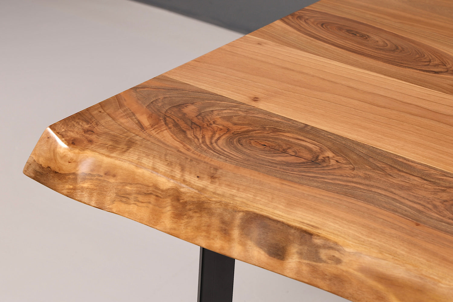 Traumhafter Nussbaum Tisch 140cm-100cm Esszimmer Tisch Baumkanten Platte Massiv Holz Küchentisch
