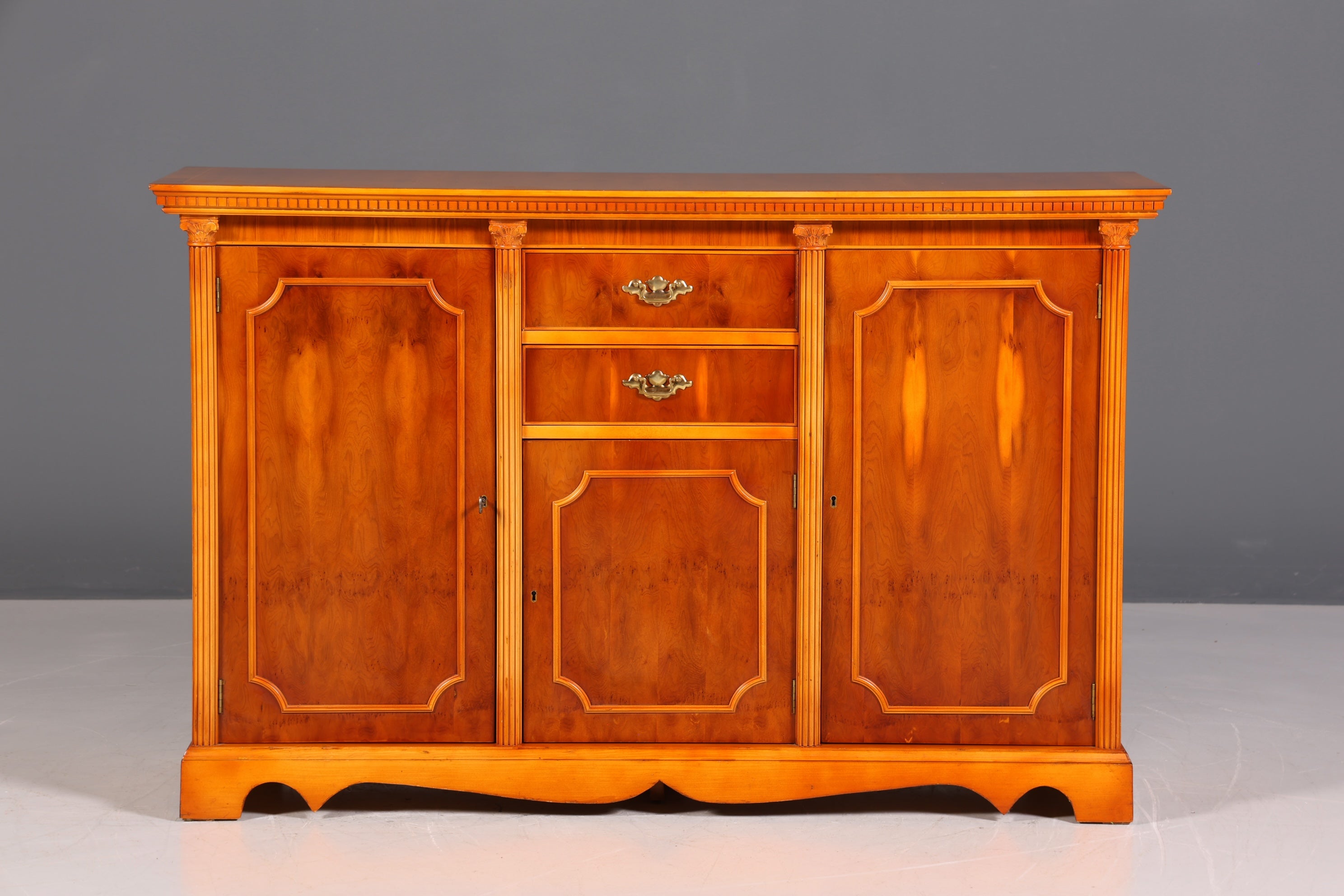 Wunderschönes Englisches Sideboard Eibe Schrank Antik Stil Buffetschrank Kommode