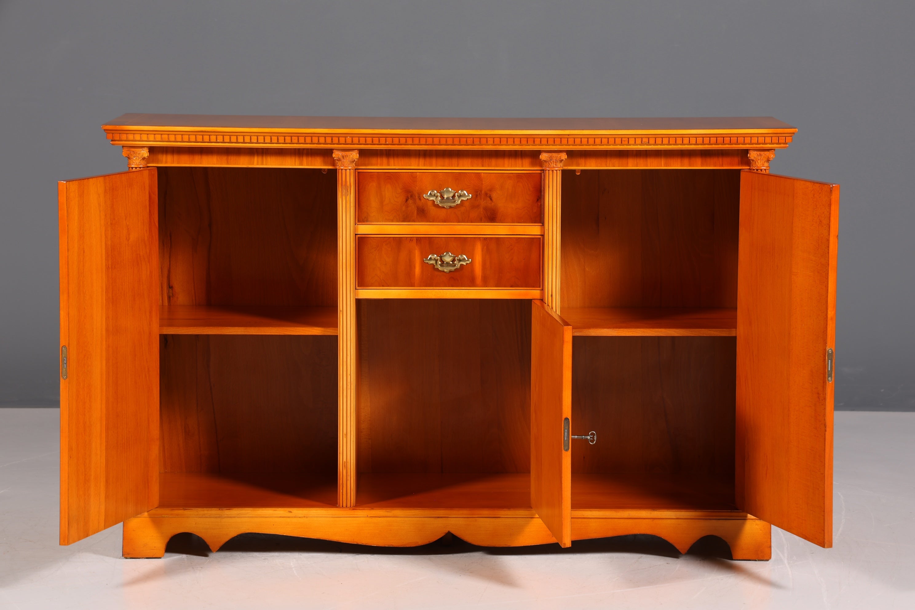 Wunderschönes Englisches Sideboard Eibe Schrank Antik Stil Buffetschrank Kommode