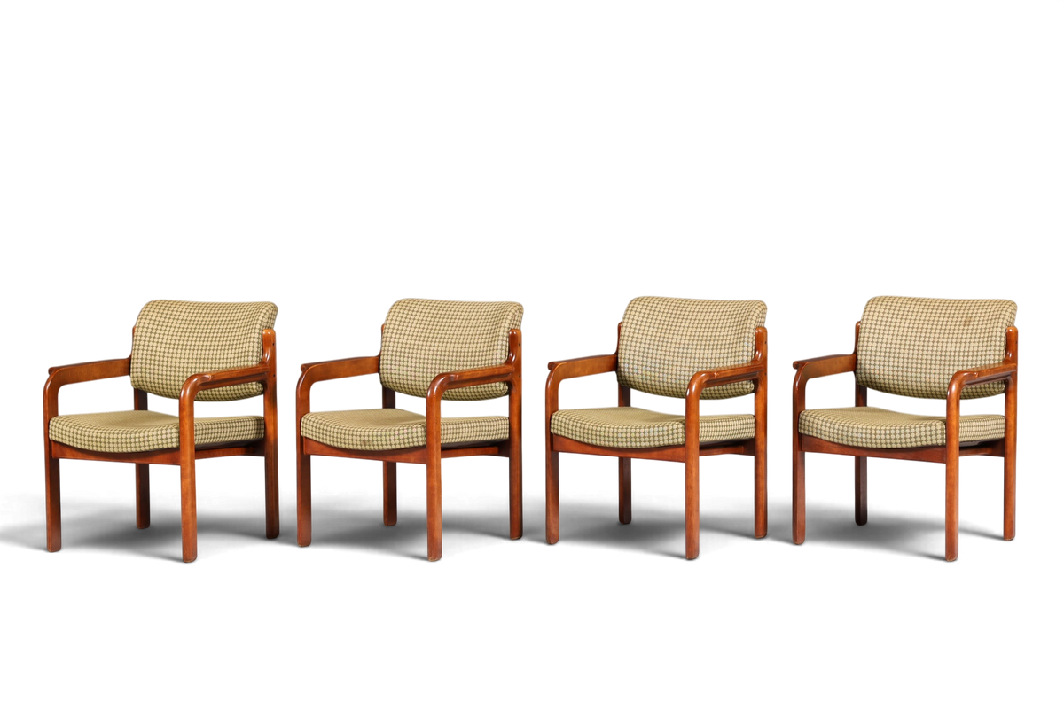 Hauptstadt Möblerei Mid Century Armlehnstühle mit Holzgestell und gemustertem Stoffbezug im Set