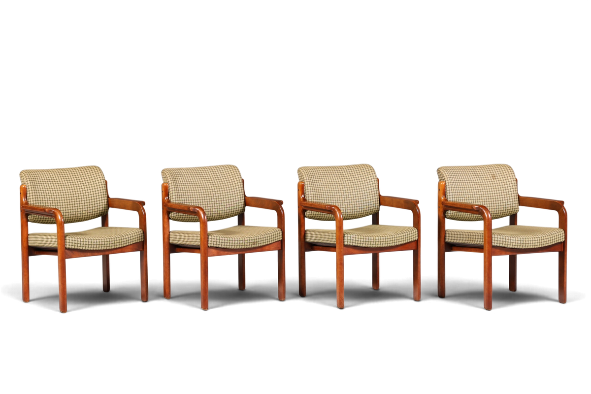 Hauptstadt Möblerei Mid Century Armlehnstühle aus Holz mit gemustertem Stoffbezug im Vintage-Stil