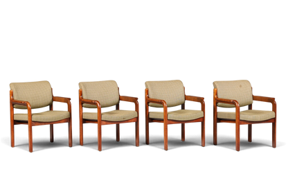 Hauptstadt Möblerei Set aus vier Mid Century Armlehnstühlen mit Holzgestell und gemustertem Stoffbezug