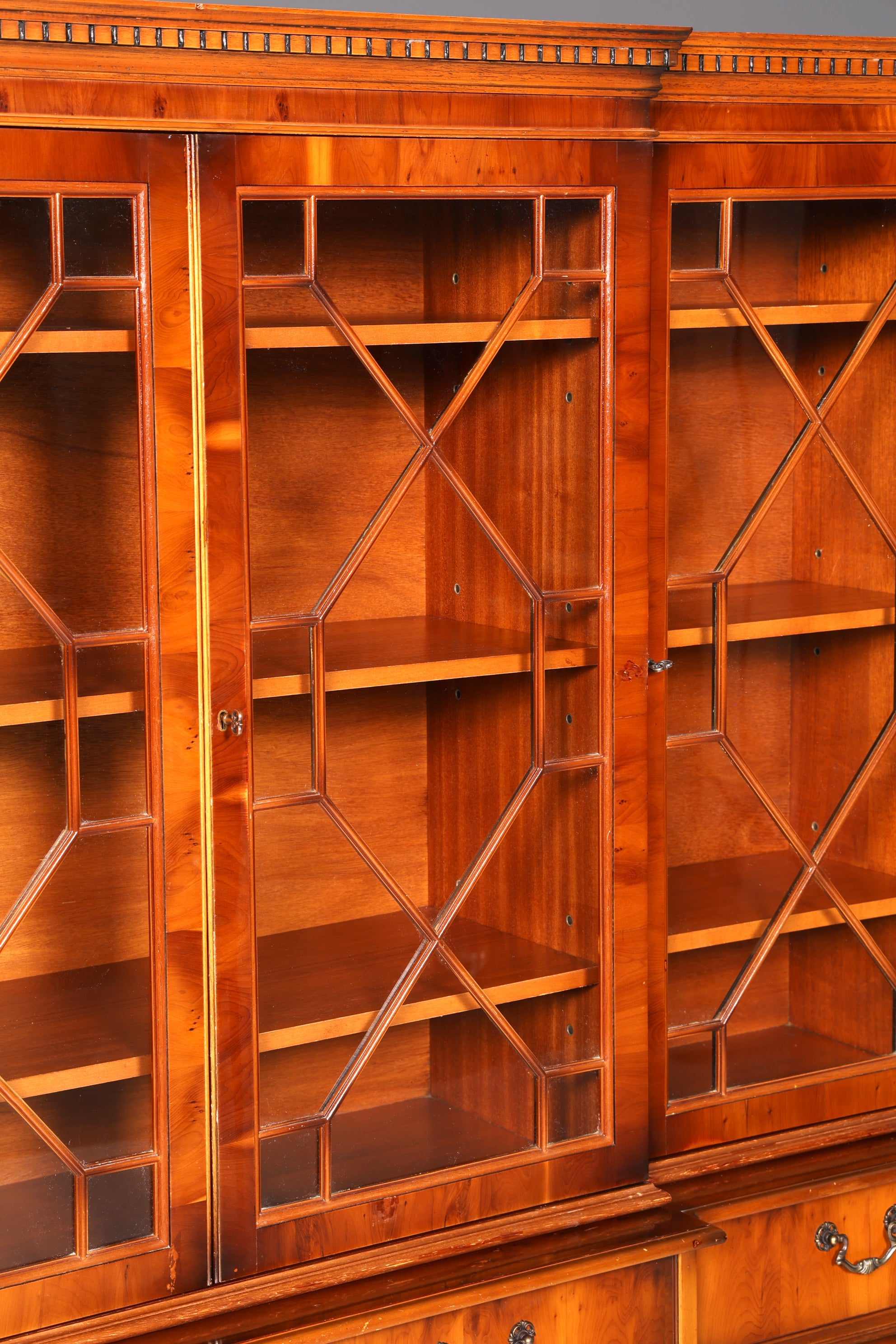 Wunderschöne Englische Vitrine Bücherschrank Buffet Antik Stil Eibe Glasvitrine Bibliothek