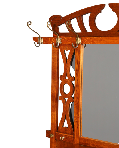 Hauptstadt Möblerei Jugendstil Wandgarderobe aus Eichenholz mit dekorativen Schnitzereien und antiken Messinghaken