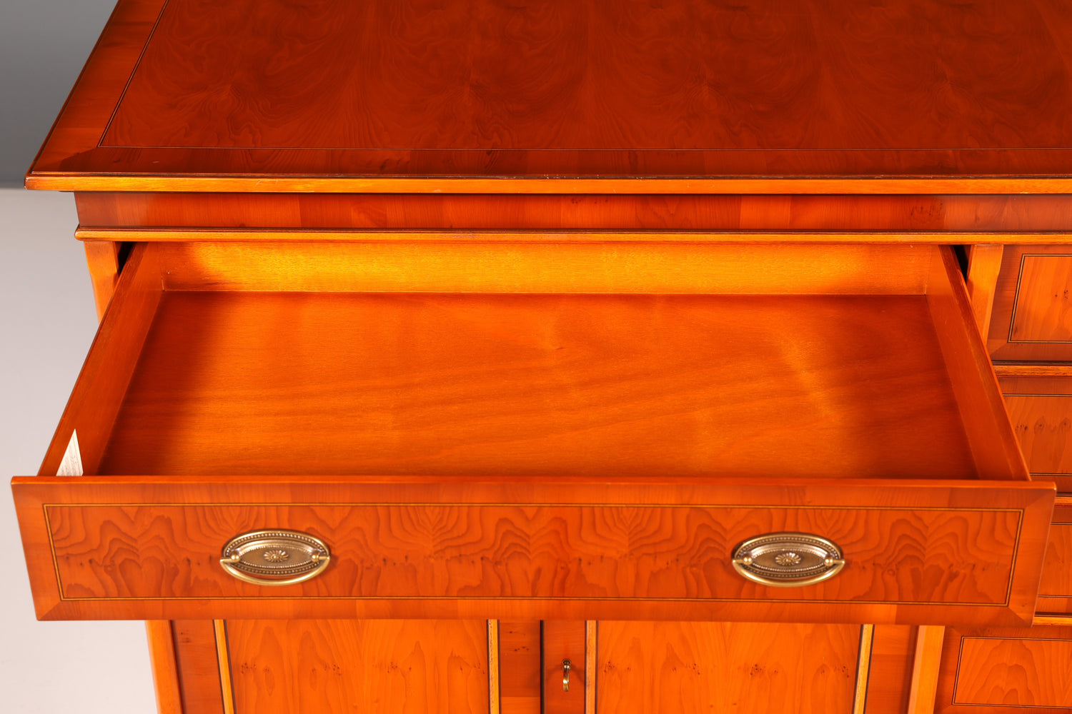 Traumhafter Original Heldense Schrank Englische Eibe Sideboard Echt Holz Antik 60s