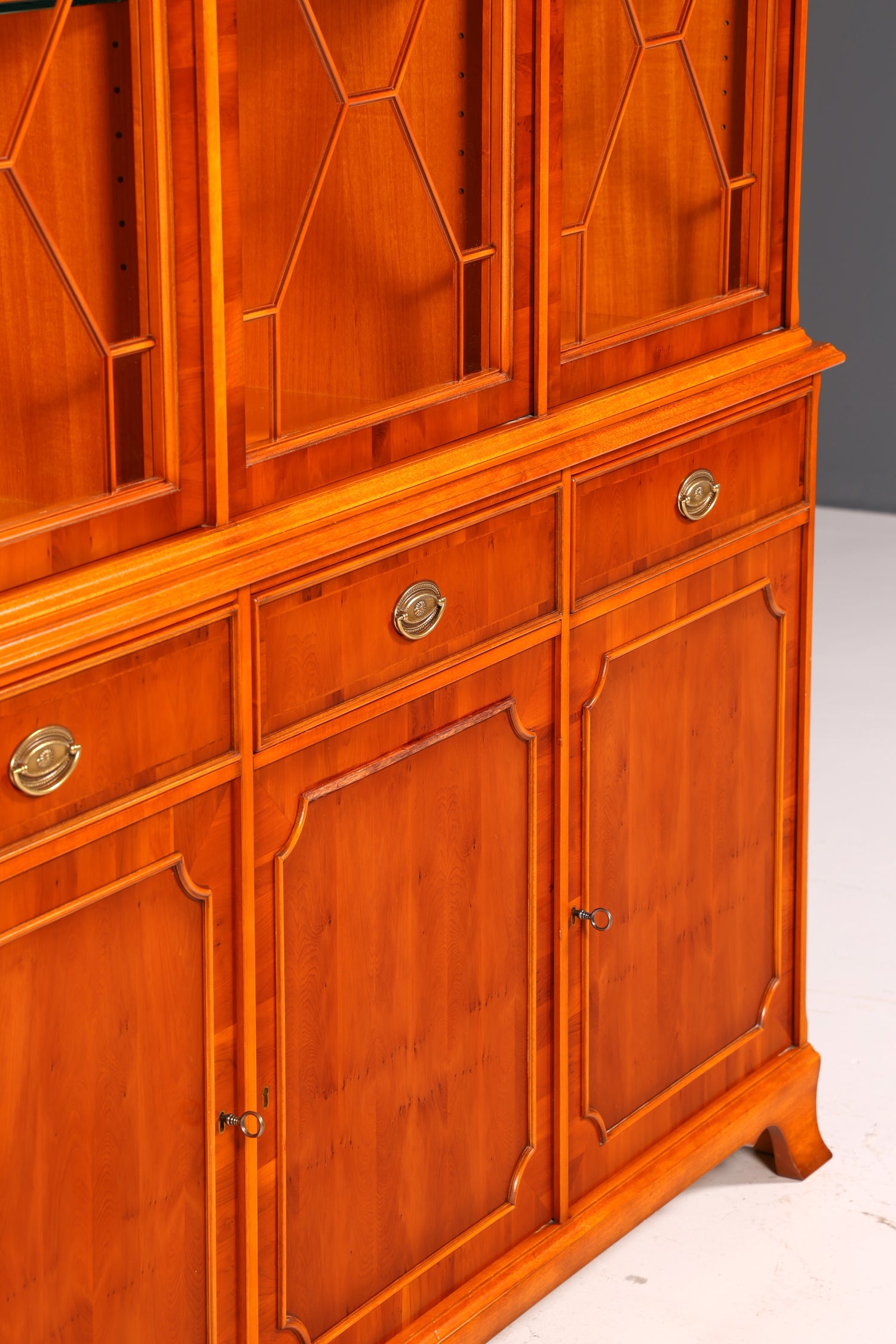 Wunderschöne Original Heldense Vitrine Englische Eibe Bücherschrank Buffet Antik Glasvitrine Vintage