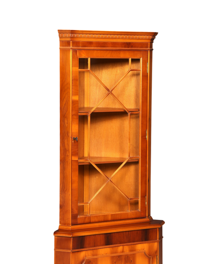 Hauptstadt Möblerei englische Eckvitrine aus Eibe mit Glastür und dekorativen Holzsprossen im Vintage-Stil