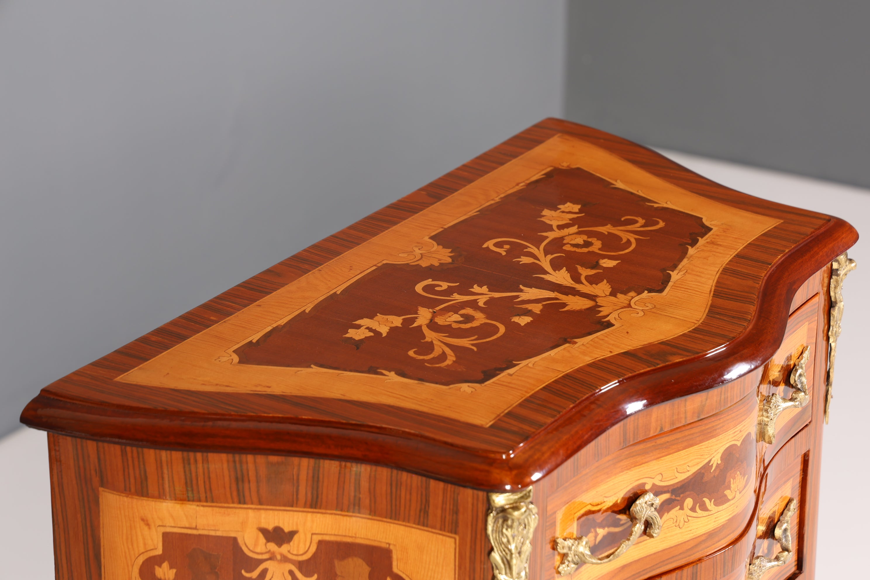 Traumhaftes Barock Stil Louis XV Highboard Vertiko Intarsien Kommode Schubladenkommode