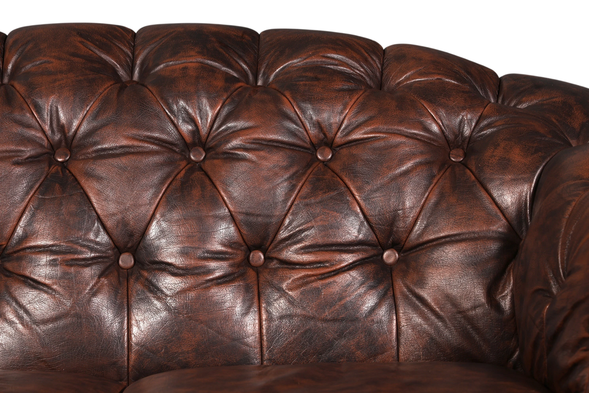 Hauptstadt Möblerei Chesterfield Centurion 2-Sitzer Sofa aus braunem Echtleder mit klassischer Knopfheftung