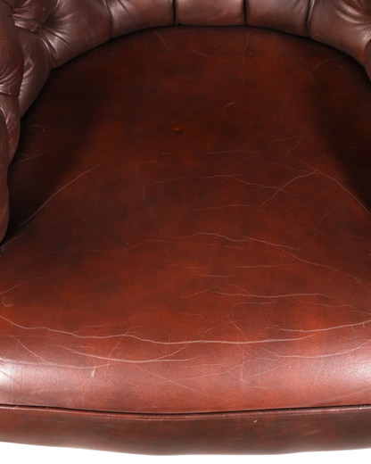 Hauptstadt Möblerei Chesterfield Ledersessel in Braun mit klassischer Knopfheftung und hochwertiger Lederstruktur