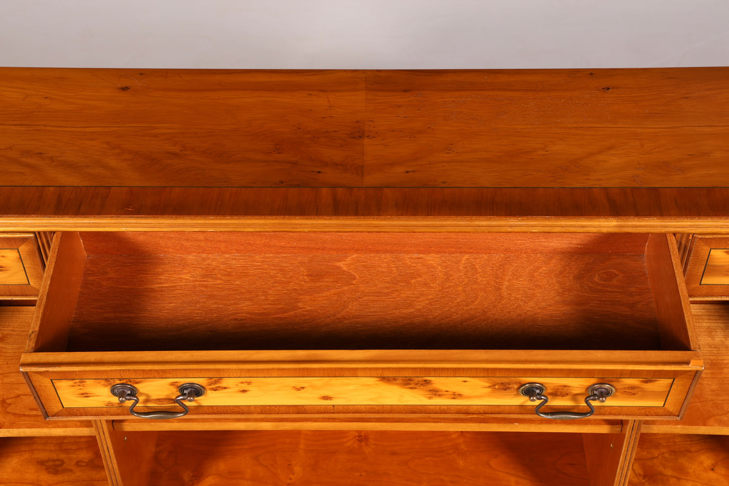 Wunderschönes Englisches Bücherregal Eibe Antik Regal Bookshelf Sideboard Buchablage 60s