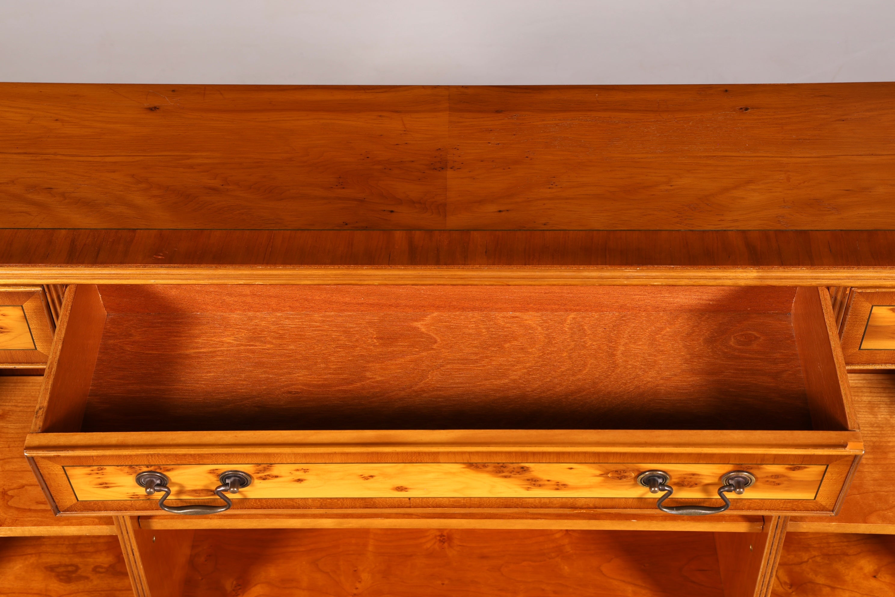 Wunderschönes Englisches Bücherregal Eibe Antik Regal Bookshelf Sideboard Buchablage 60s