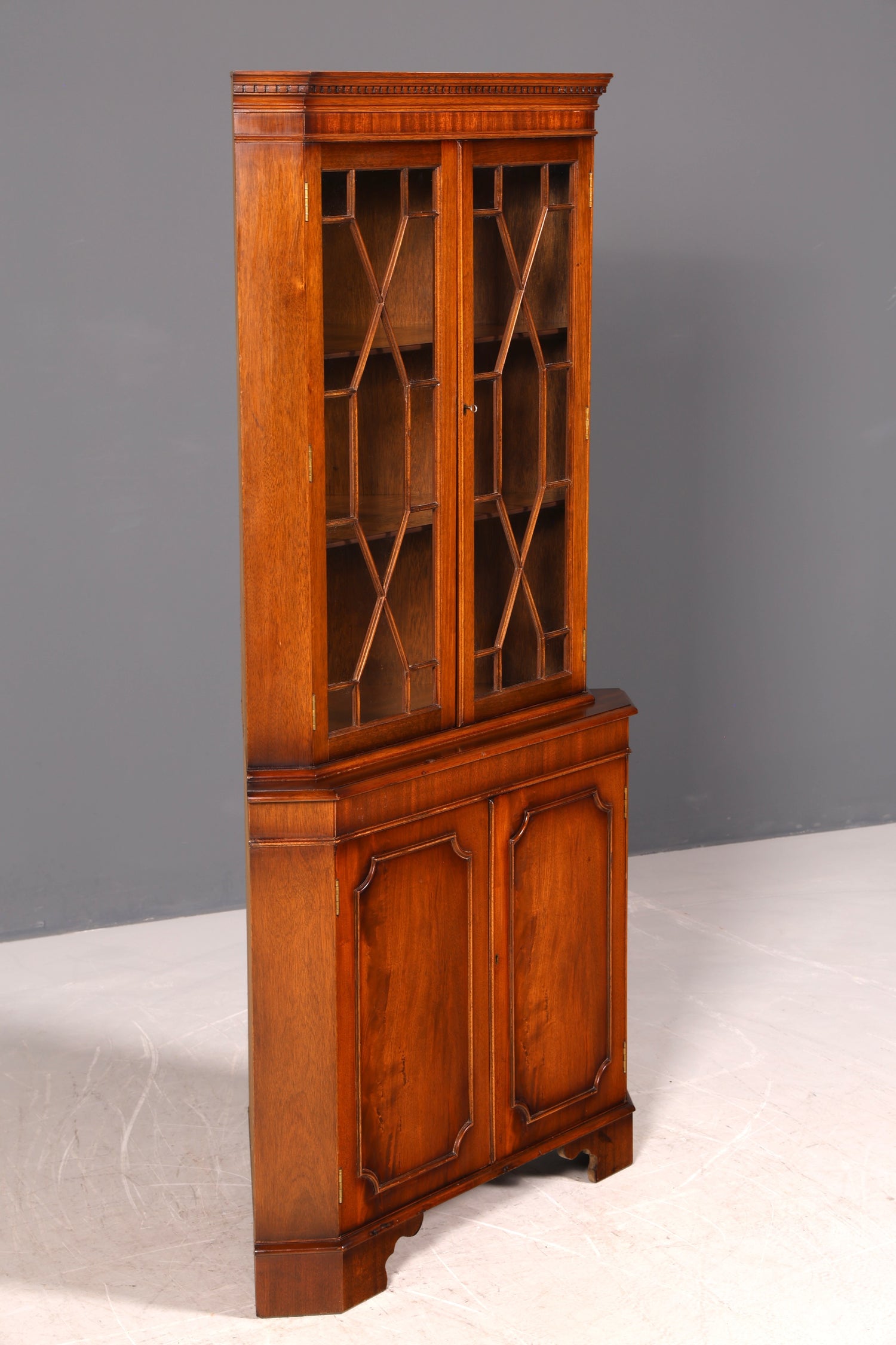 G238 Finish Wunderschöne Englische Eckvitrine Mahagoni Antik 60s echt Holz Schrank Eckschrank Glasvitrine (Kopie)