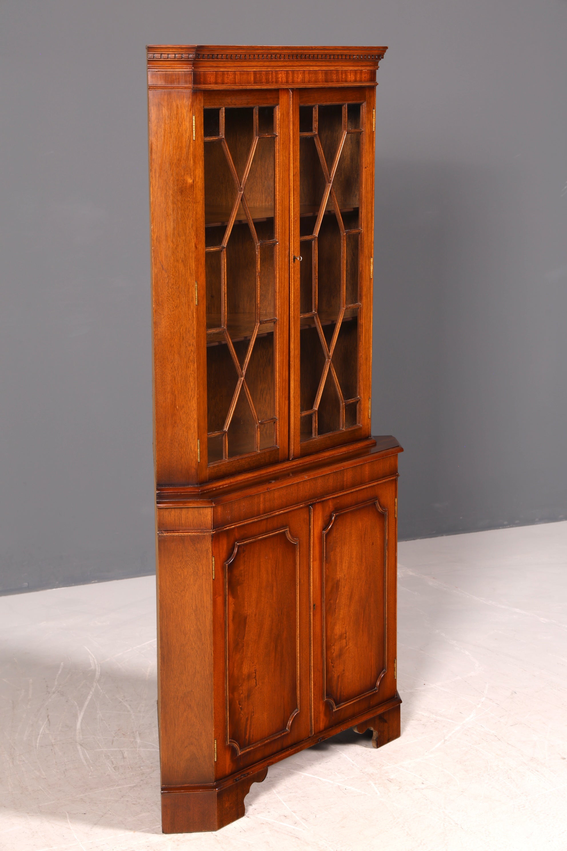 G238 Finish Wunderschöne Englische Eckvitrine Mahagoni Antik 60s echt Holz Schrank Eckschrank Glasvitrine (Kopie)