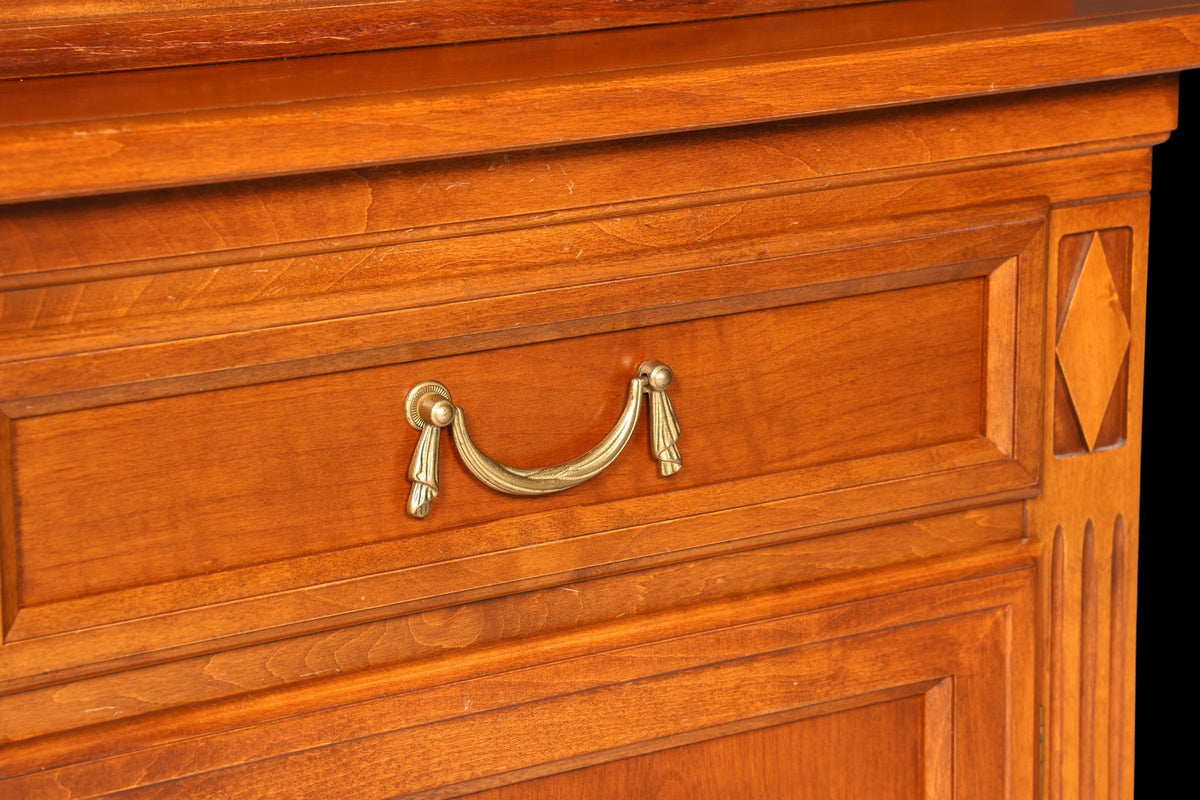 Hauptstadt Möblerei Selva Villa Borghese Vitrine aus Massivholz mit antikem Messinggriff und feiner Holzmaserung