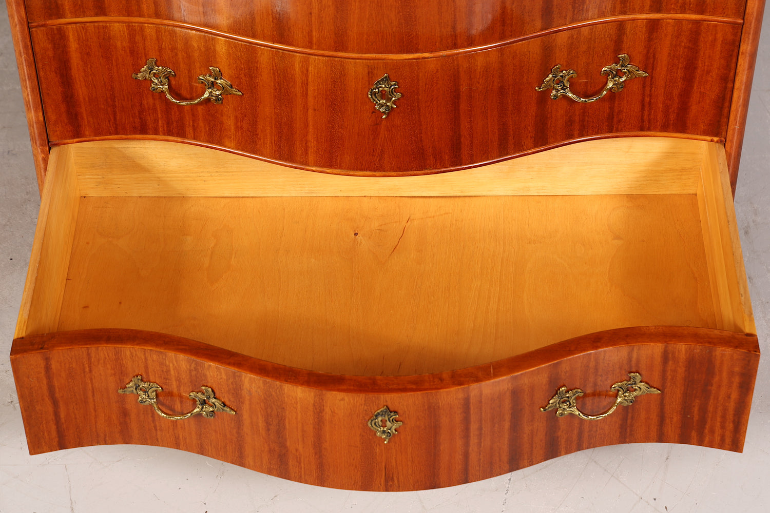 Traumhafte geschwungene Kommode im Barock Stil Sideboard Englisch Schubladenkommode