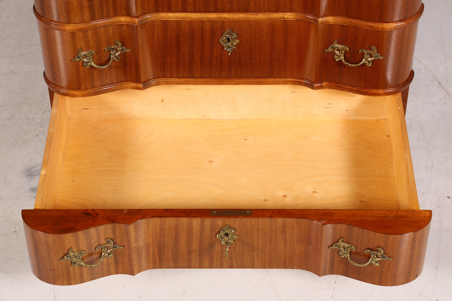 Stilvolle geschwungene Kommode im Barock Stil Sideboard Englisch Schubladenkommode