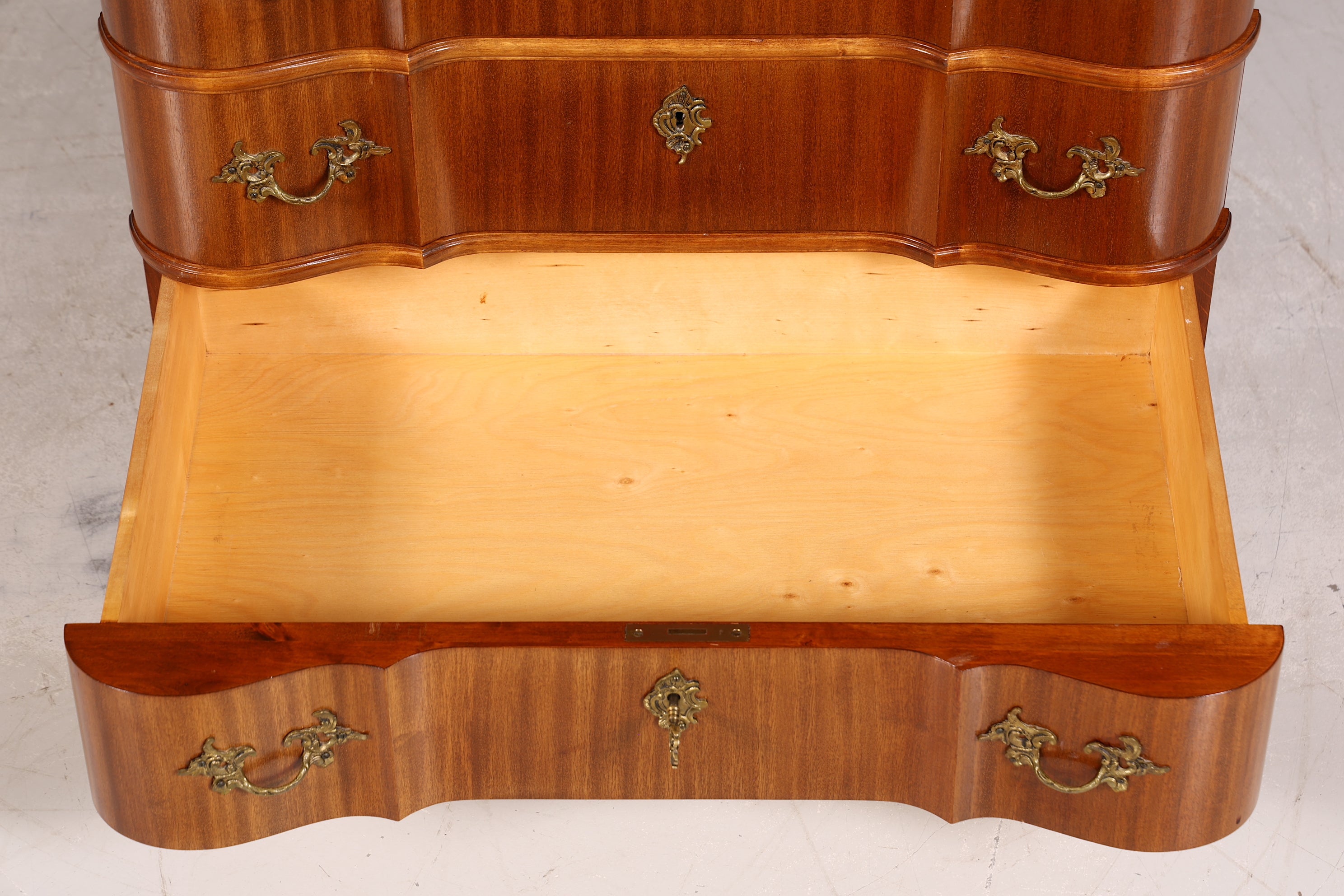 Stilvolle geschwungene Kommode im Barock Stil Sideboard Englisch Schubladenkommode