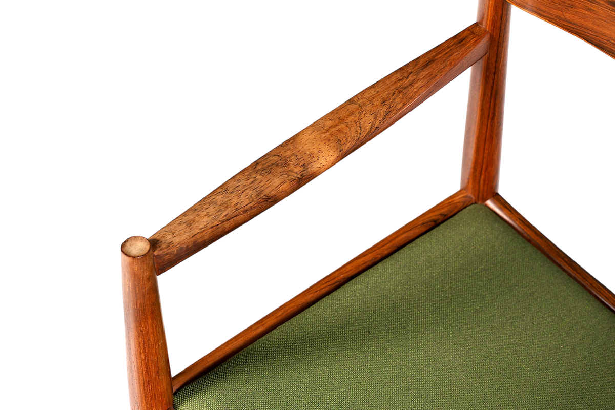 Hauptstadt Möblerei Mid Century Armlehnstuhl von Henry W. Klein für Bramin mit grünem Sitzpolster und Holzmaserung