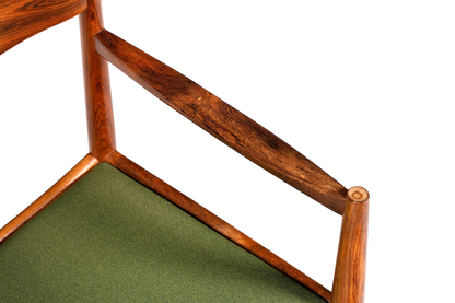 Hauptstadt Möblerei Mid Century Armlehnstuhl von Henry W. Klein für Bramin aus Holz mit grünem Stoffbezug