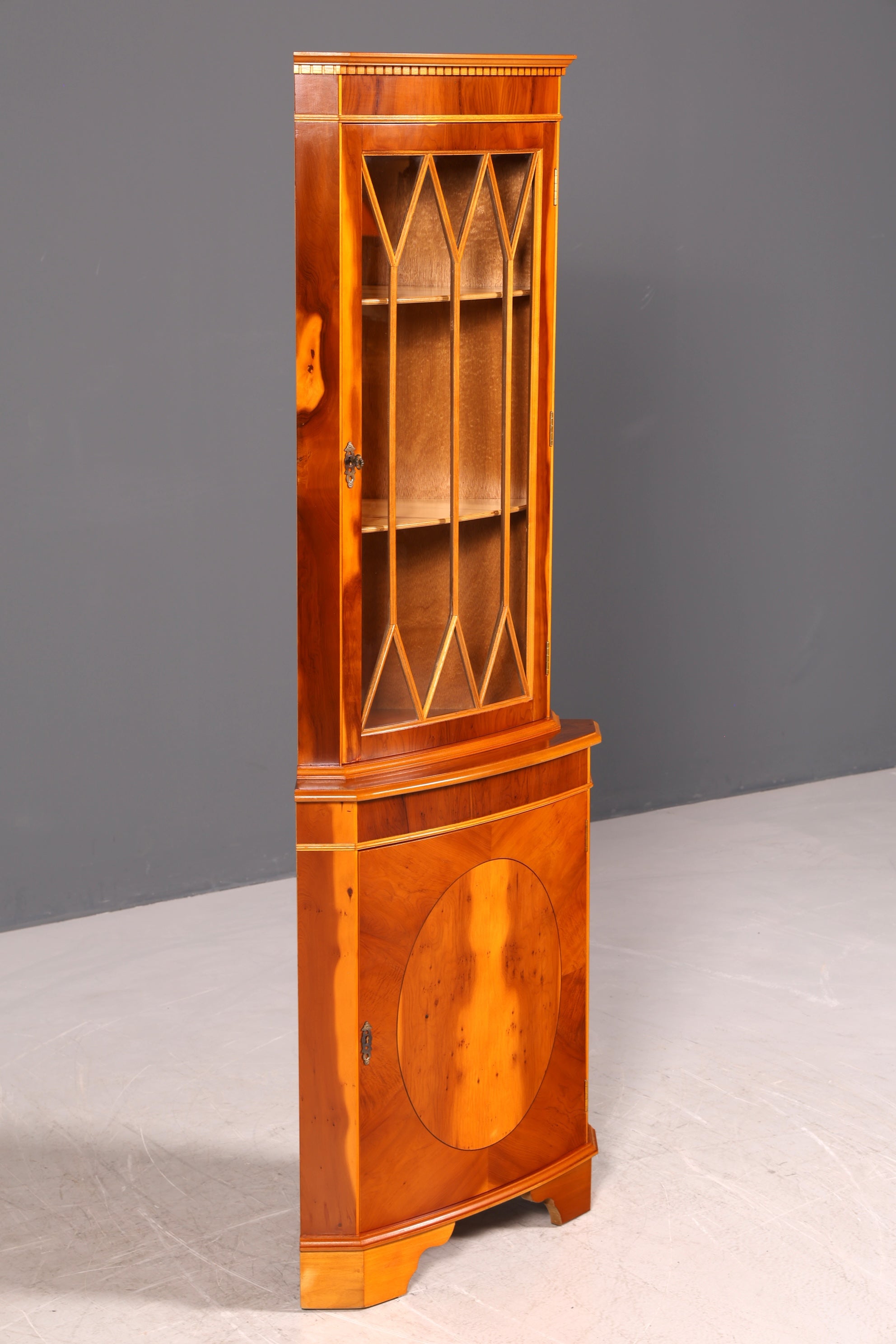 G247 Finish Wunderschöne Englische Eckvitrine Antik 60s echt Holz Schrank Eckschrank Glasvitrine Vitrine (Kopie)