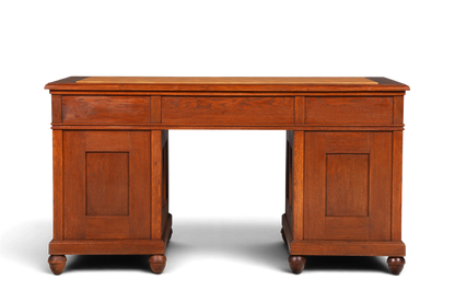 Hauptstadt Möblerei Jugendstil Schreibtisch aus massiver Eiche im Gründerzeit-Stil mit warmer Holzmaserung