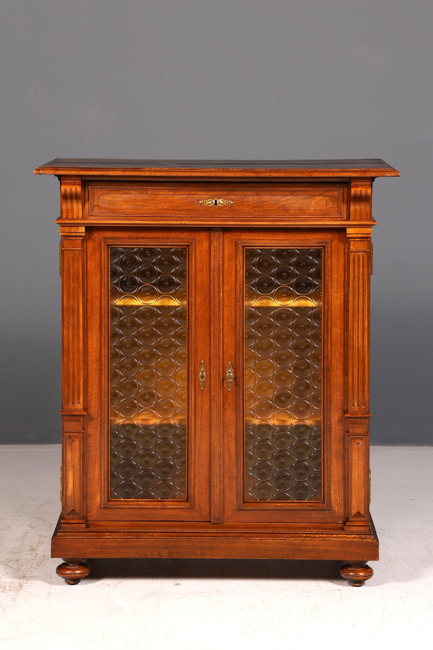 Edle Gründerzeit Vitrine um 1880 Schrank Antik Jugendstil Nussbaum Bücherschrank Buffet Vintage