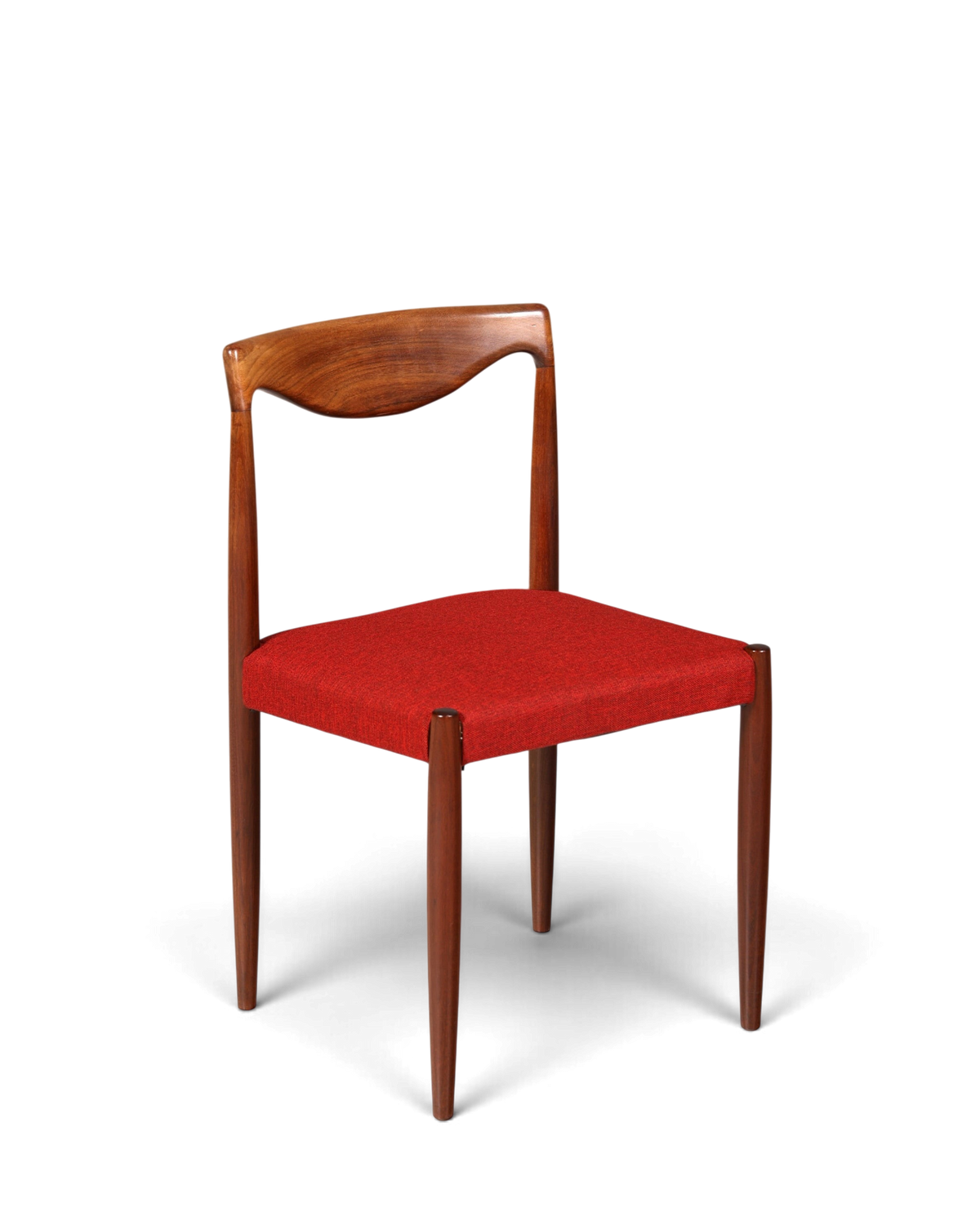 Hauptstadt Möblerei Bambi Stuhl aus Holz mit rotem Stoffbezug im Mid-Century Design von Rastad und Relling
