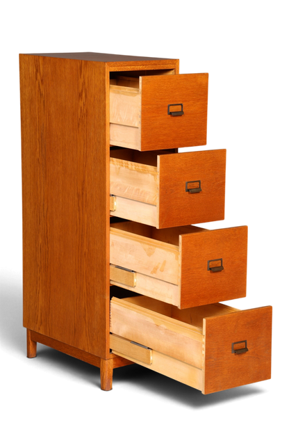 Hauptstadt Möblerei Mid Century Aktenschrank aus massivem Holz mit vier Schubladen im Bauhaus-Stil