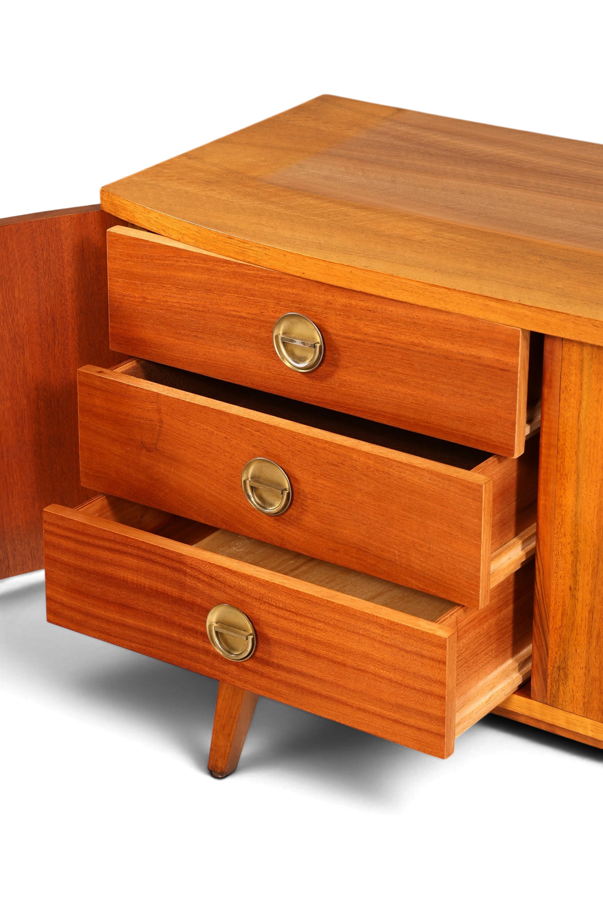 Hauptstadt Möblerei Mid Century Sideboard aus Holz mit drei offenen Schubladen und goldenen Griffen im 60er Jahre Stil