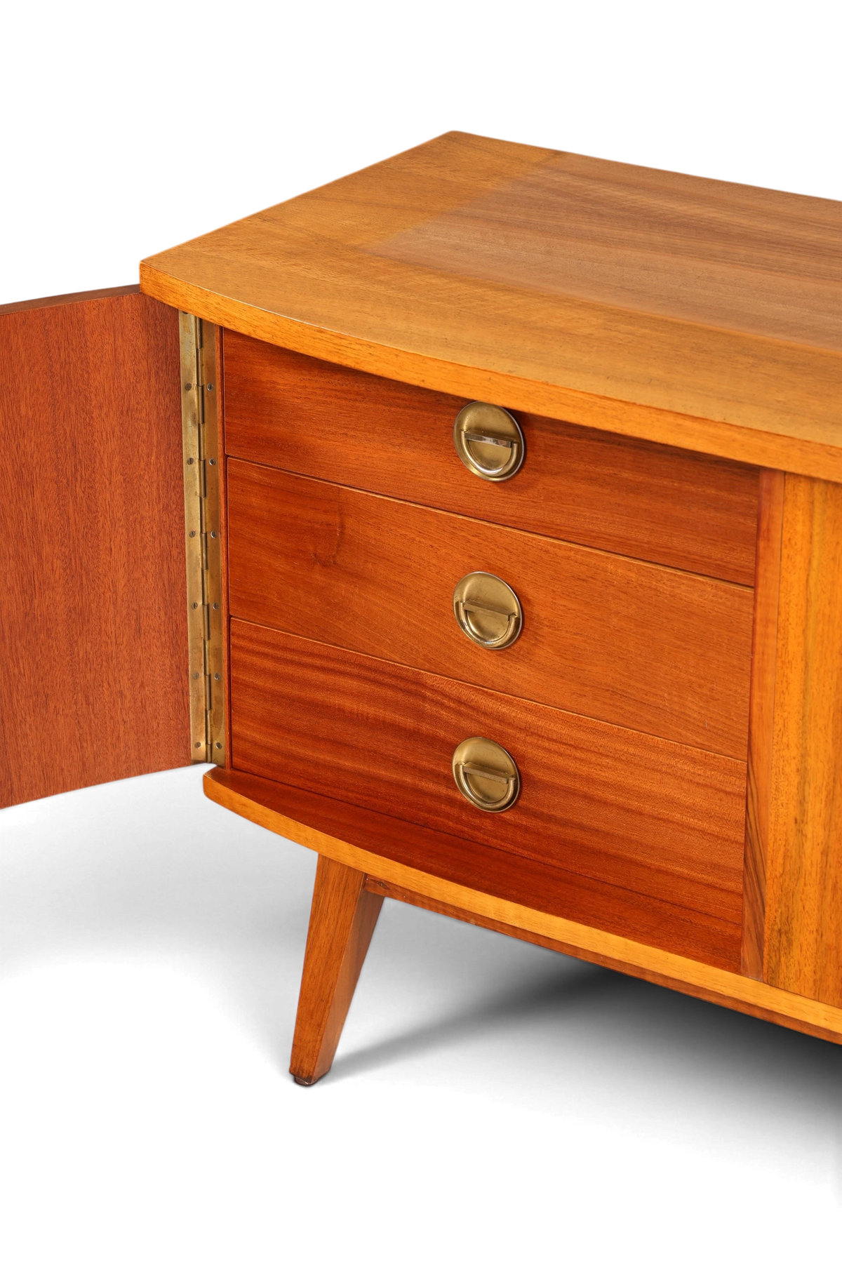 Hauptstadt Möblerei Mid Century Sideboard aus Echtholz mit drei Schubladen und Messinggriffen im 60er Jahre Design