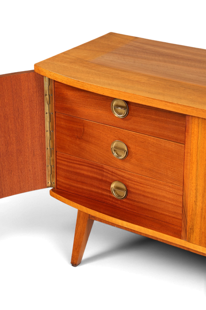 Hauptstadt Möblerei Mid Century Sideboard aus Echtholz mit drei Schubladen und Messinggriffen im 60er Jahre Design