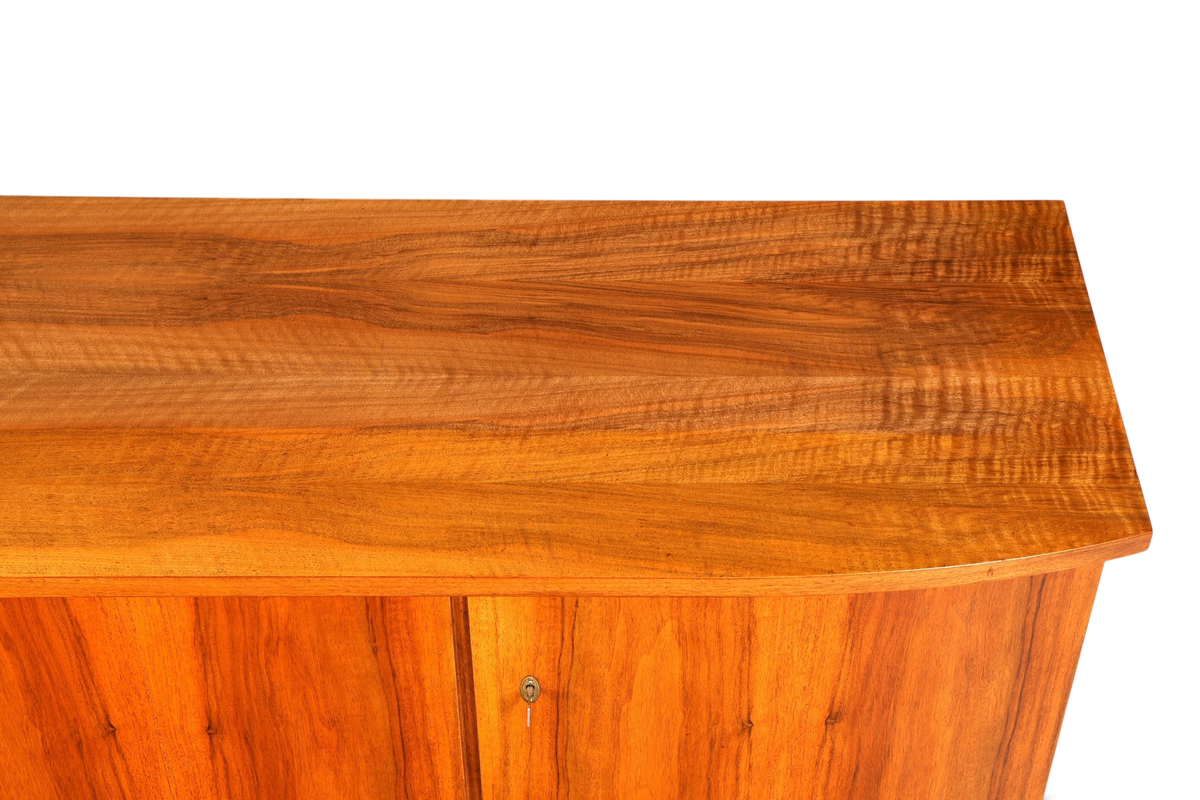 Hauptstadt Möblerei Mid Century Sideboard aus Echtholz mit markanter Maserung und Schlüssel im skandinavischen Design