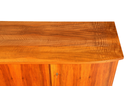 Hauptstadt Möblerei Mid Century Sideboard aus Echtholz mit markanter Maserung und Schlüssel im skandinavischen Design