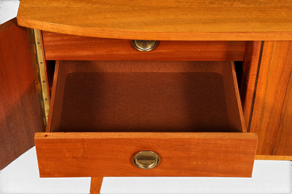 Hauptstadt Möblerei Mid Century Sideboard aus Holz mit offener Schublade und Messinggriffen im 60er Jahre Design
