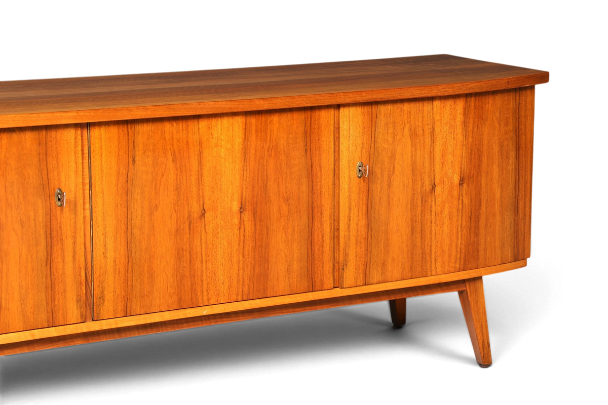 Hauptstadt Möblerei Mid Century Sideboard aus Holz im skandinavischen Design mit Türen und Schlüssel