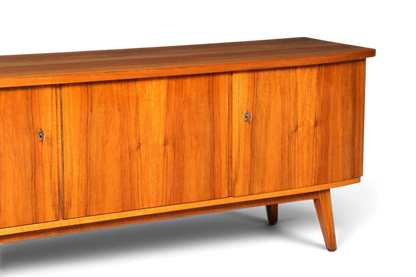 Hauptstadt Möblerei Mid Century Sideboard aus Holz im skandinavischen Design mit Türen und Schlüssel