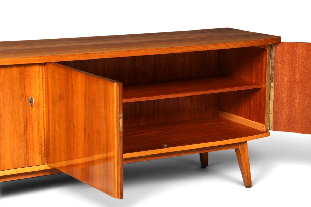 Hauptstadt Möblerei Mid Century Sideboard aus Holz mit geöffneten Türen und Einlegeboden im skandinavischen Design